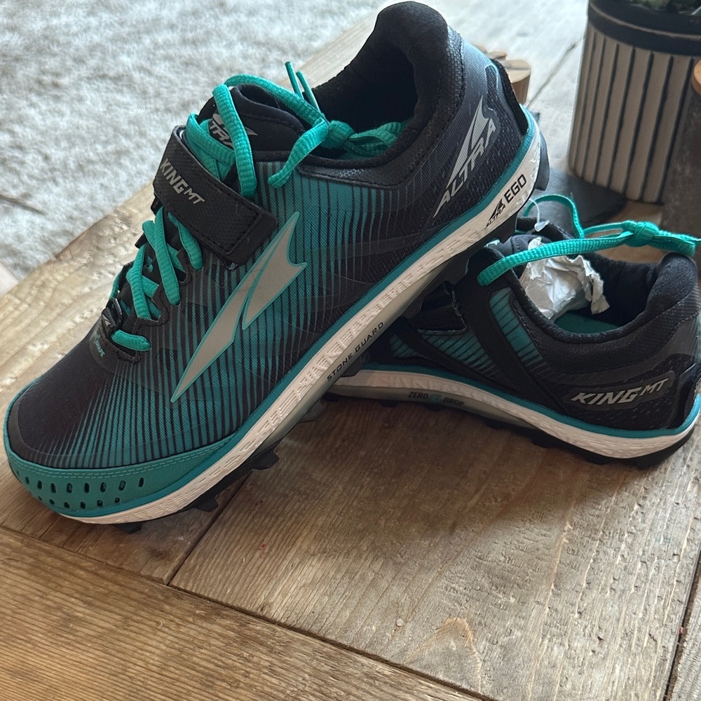 Brand new Altra Women’s KingMT - Black and Teal